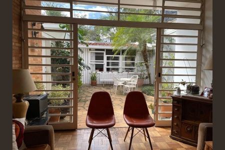 Casa à venda com 3 quartos, 210m² em Pacaembu, São Paulo