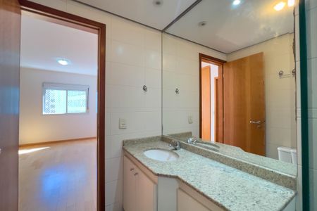 Apartamento para alugar com 112m², 3 quartos e 3 vagasBanheiro do quarto 1