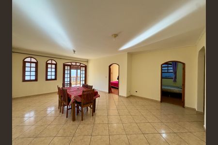 Casa à venda com 250m², 3 quartos e 2 vagasSala