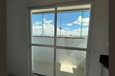 Area de serviço de apartamento para alugar com 2 quartos, 40m² em Umuarama, Uberlândia