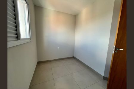Quarto 2 de apartamento para alugar com 2 quartos, 40m² em Umuarama, Uberlândia