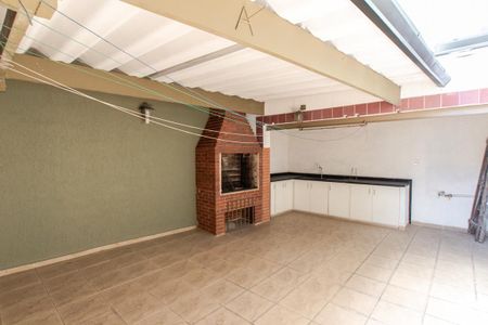 Casa à venda com 306m², 3 quartos e 8 vagas Casa à venda com 306m², 3 quartos e 8 vagasTerraço