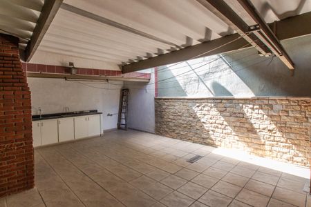 Casa à venda com 306m², 3 quartos e 8 vagas Casa à venda com 306m², 3 quartos e 8 vagasTerraço
