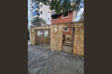 Casa à venda com 306m², 3 quartos e 8 vagas Casa à venda com 306m², 3 quartos e 8 vagasFachada