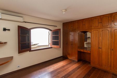 Casa à venda com 306m², 3 quartos e 8 vagas Casa à venda com 306m², 3 quartos e 8 vagasQuarto 1