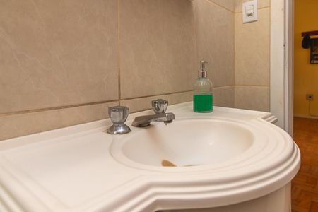 Banheiro de apartamento para alugar com 1 quarto, 48m² em Azenha, Porto Alegre