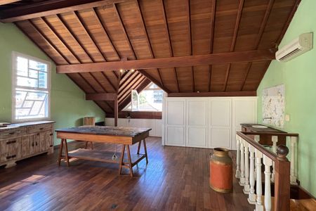 Casa para alugar com 300m², 3 quartos e 2 vagasSotão