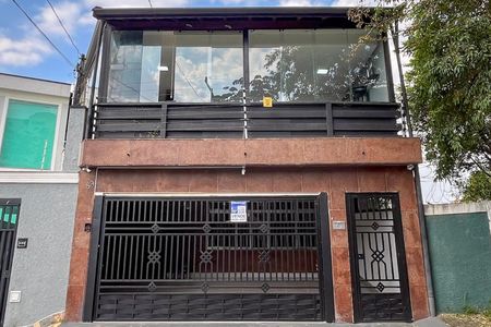 Casa à venda com 250m², 4 quartos e 4 vagasFachada