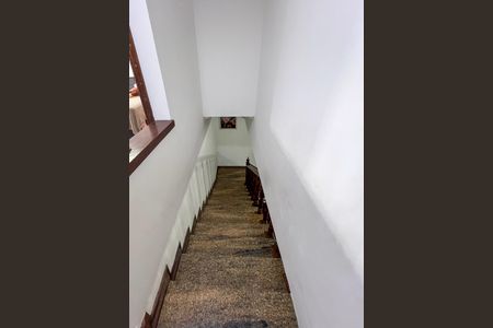 Casa à venda com 250m², 4 quartos e 4 vagasEscada