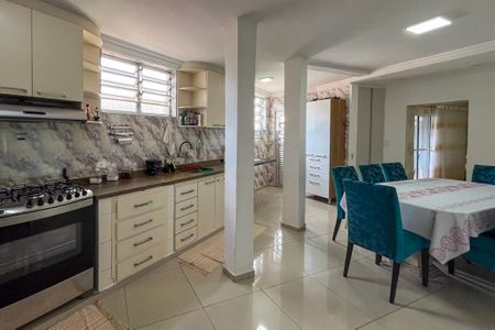 Casa à venda com 250m², 4 quartos e 4 vagasCozinha