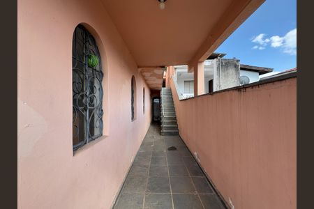 Casa à venda com 125m², 5 quartos e 2 vagasCorredor externo/ Escada 