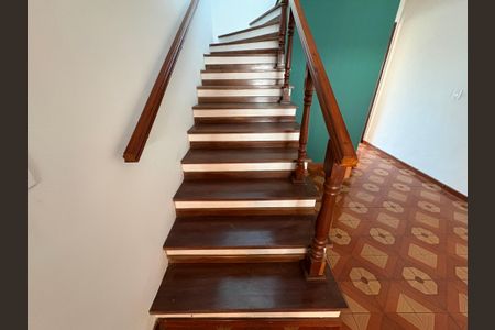Casa à venda com 125m², 5 quartos e 2 vagasEscada interna 