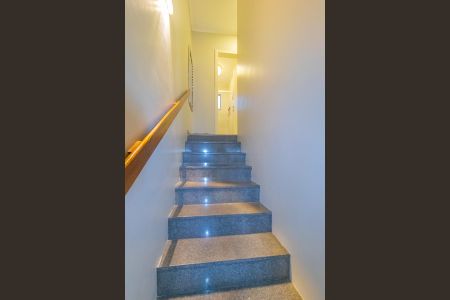 Casa de condomínio à venda com 131m², 2 quartos e 2 vagasEscada