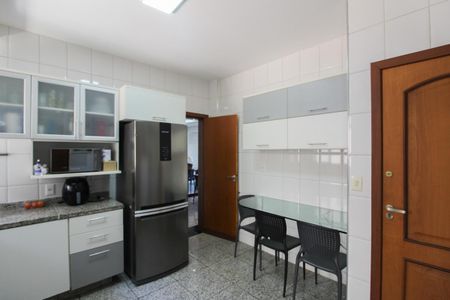 Apartamento à venda com 241m², 4 quartos e 3 vagasCozinha