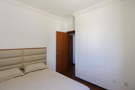 Apartamento à venda com 241m², 4 quartos e 3 vagasQuarto 2