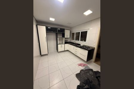 Casa para alugar com 110m², 2 quartos e 2 vagasCozinha