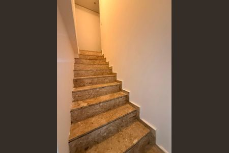 Casa para alugar com 110m², 2 quartos e 2 vagasEscada