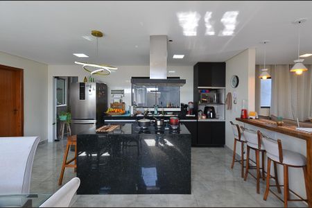 Casa à venda com 300m², 3 quartos e 6 vagas
