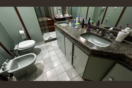 Apartamento à venda com 208m², 3 quartos e 2 vagasBanheiro do Quarto 2