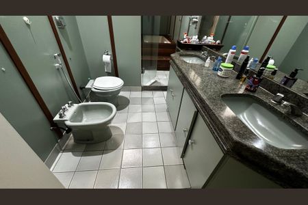 Apartamento à venda com 208m², 3 quartos e 2 vagasBanheiro do Quarto 2