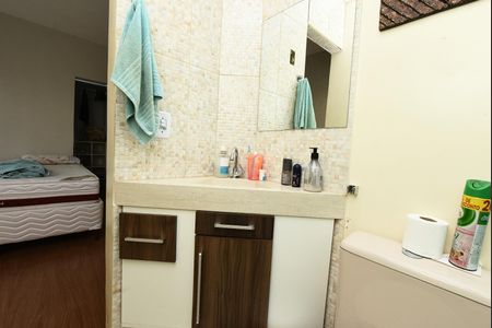 Casa à venda com 106m², 5 quartos e 6 vagas Casa à venda com 106m², 5 quartos e 6 vagasBanheiro da Suíte