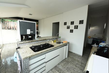 Casa à venda com 106m², 5 quartos e 6 vagas Casa à venda com 106m², 5 quartos e 6 vagasCozinha