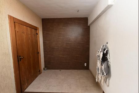 Casa à venda com 106m², 5 quartos e 6 vagas Casa à venda com 106m², 5 quartos e 6 vagasHall de entrada