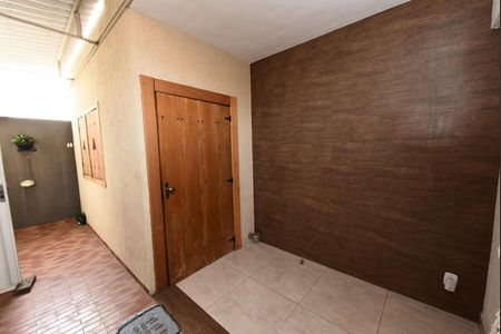 Casa à venda com 106m², 5 quartos e 6 vagas Casa à venda com 106m², 5 quartos e 6 vagasHall de entrada