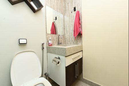 Casa à venda com 106m², 5 quartos e 6 vagas Casa à venda com 106m², 5 quartos e 6 vagasBanheiro 1