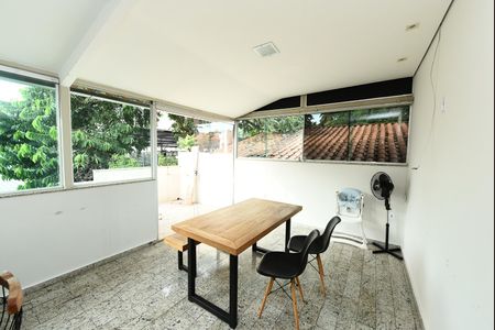 Casa à venda com 106m², 5 quartos e 6 vagas Casa à venda com 106m², 5 quartos e 6 vagasCozinha