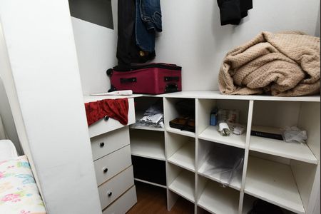 Casa à venda com 106m², 5 quartos e 6 vagas Casa à venda com 106m², 5 quartos e 6 vagasCloset da suíte