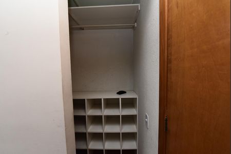 Casa à venda com 106m², 5 quartos e 6 vagas Casa à venda com 106m², 5 quartos e 6 vagasQuarto 2