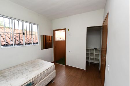 Casa à venda com 106m², 5 quartos e 6 vagas Casa à venda com 106m², 5 quartos e 6 vagasQuarto 2