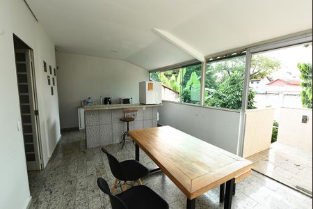 Casa à venda com 106m², 5 quartos e 6 vagas Casa à venda com 106m², 5 quartos e 6 vagasCozinha