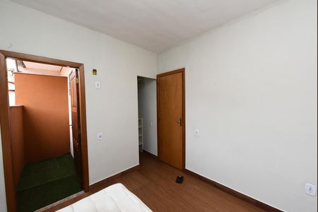 Casa à venda com 106m², 5 quartos e 6 vagas Casa à venda com 106m², 5 quartos e 6 vagasQuarto 2