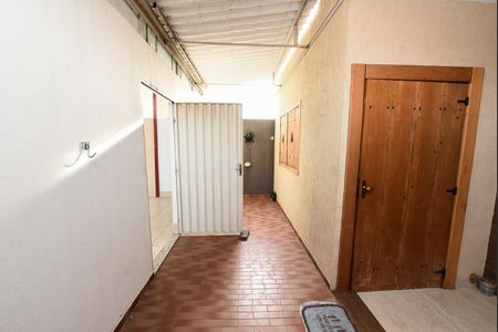 Casa à venda com 106m², 5 quartos e 6 vagas Casa à venda com 106m², 5 quartos e 6 vagasHall de entrada