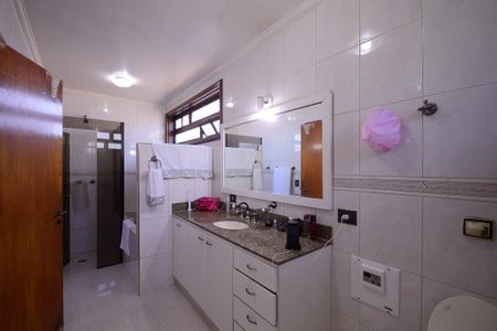 Casa para alugar com 403m², 5 quartos e 6 vagas Casa para alugar com 403m², 5 quartos e 6 vagasBanheiro da Suite