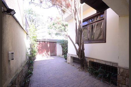 Casa para alugar com 403m², 5 quartos e 6 vagas Casa para alugar com 403m², 5 quartos e 6 vagasGaragem
