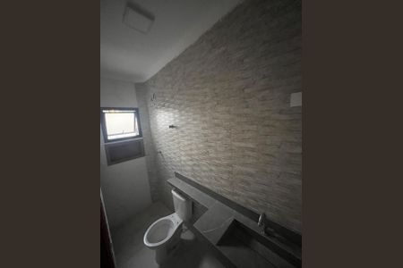 Banheiro de casa de condomínio para alugar com 2 quartos, 52m² em Vila Caiçara, Praia Grande