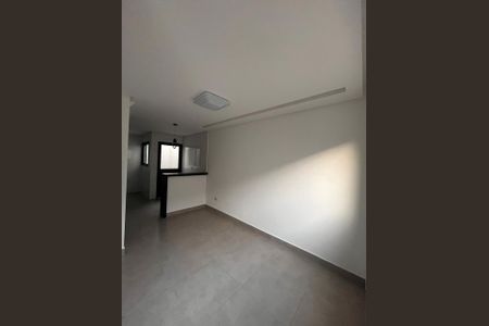Sala de casa de condomínio para alugar com 2 quartos, 52m² em Vila Caiçara, Praia Grande