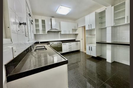 Casa à venda com 4 quartos, 300m² em Vila Paris, Belo Horizonte