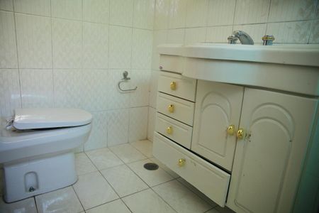 Casa à venda com 489m², 6 quartos e 4 vagasCasa 2 - Banheiro da Suíte