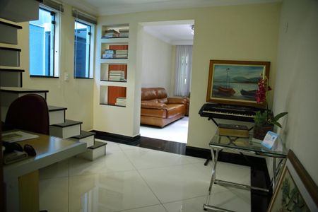 Casa à venda com 489m², 6 quartos e 4 vagasEscritório 