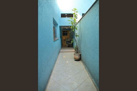 Casa à venda com 489m², 6 quartos e 4 vagasCorredor lateral 