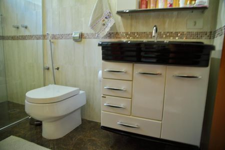 Casa à venda com 489m², 6 quartos e 4 vagasBanheiro da Suíte 2