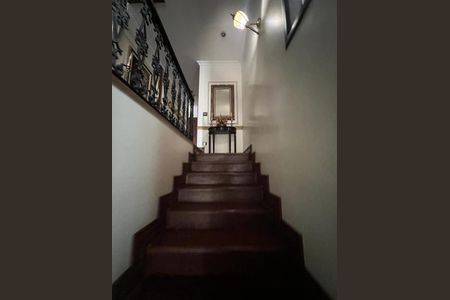 Casa à venda com 416m², 4 quartos e 2 vagasEscada