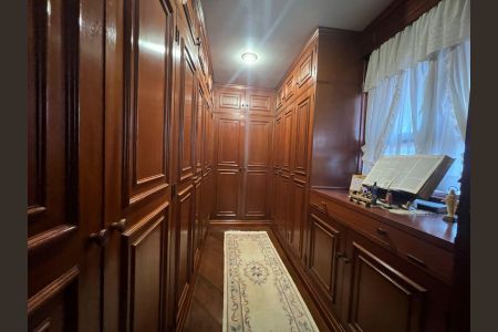 Casa à venda com 416m², 4 quartos e 2 vagasCloset