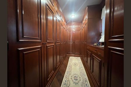 Casa à venda com 416m², 4 quartos e 2 vagasCloset