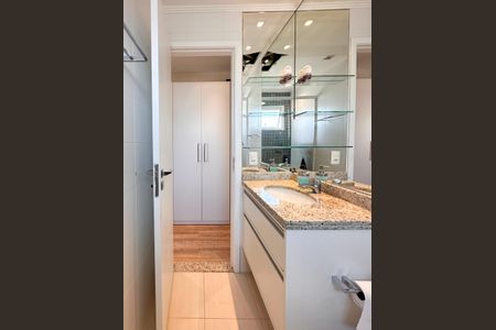 Apartamento à venda com 70m², 2 quartos e 2 vagas Apartamento à venda com 70m², 2 quartos e 2 vagasBanheiro da Suíte