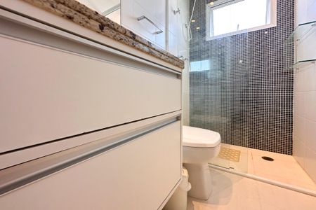 Apartamento à venda com 70m², 2 quartos e 2 vagas Apartamento à venda com 70m², 2 quartos e 2 vagasBanheiro da Suíte